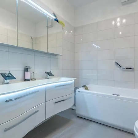 Apartamento Stunning In W/ Wifi And 4 Bedrooms *