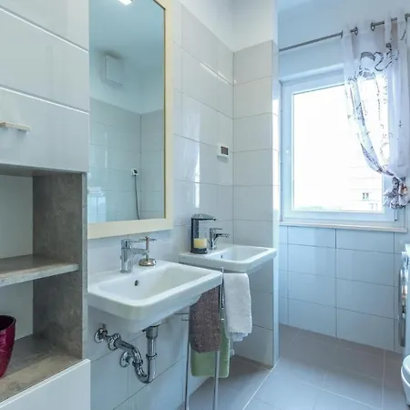 Stunning In W/ Wifi And 4 Bedrooms Apartamento Split